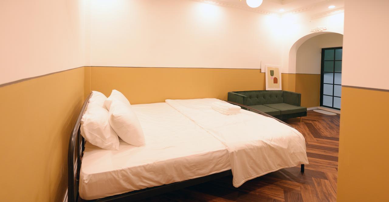 Chloe & Leo Boutique Homestay Ханой Екстериор снимка